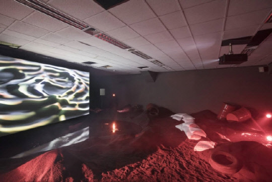 2018 부산비엔날레에 설치된 옵토마 프로젝터. <옵토마 제공>